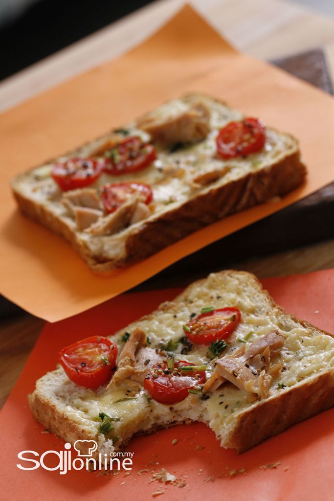 MINI PIZA TUNA DAN TOMATO MUDAH - Saji Online